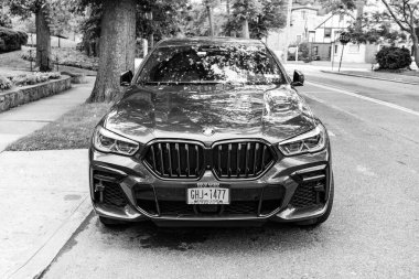 New York City, ABD - 26 Ağustos 2023: BMW X6 SUV çapraz mavi renk park edilmiş, ön manzara.