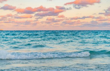 Yaz tatilinde bulutlu gökyüzü ve deniz manzarası. Deniz ufkuyla gökyüzü. Deniz doğarken sakin ufuk manzarası. Deniz manzarasında romantik yaz tatili gündoğumu. Deniz ufku manzarası. Deniz meltemi.