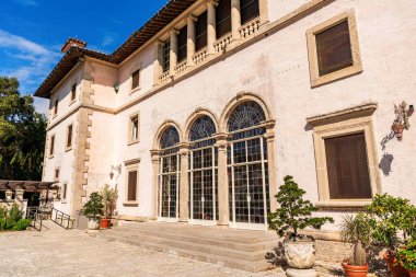Vizcaya Müzesi ve Bahçeleri. Villa Vizcaya Tarih Müzesi. Florida 'nın tarihi simgesi. Vizcaya Müzesi rıhtım mimarisi. Akdeniz canlandırma mimari tarzı.