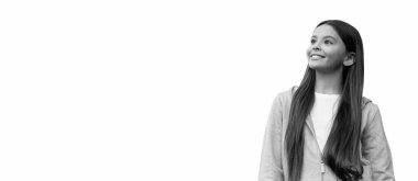 Gençlerin bahar modası. Kız için tarz. Beyazlar içinde izole edilmiş genç bir kızın portresi. Genç kız kameraya bakıyor. Sıradan bir spor tarzı. Tarz sahibi kızın uzun saçları var. Gençlik tarzı..