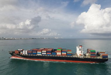 Ticari nakliye. Kargo gemisi denizde, hava manzaralı. Kargo gemisinde nakliye konteynırı. Hava gözlem gemisi limana giriyor. Kargo işi. Konteyner gemisi. Nakliye lojistiği. Ticari kargo filosu.