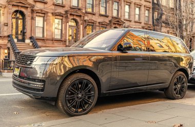 New York City, ABD - 15 Mart 2024: Land Rover Range Rover modern araba, yan görüş.