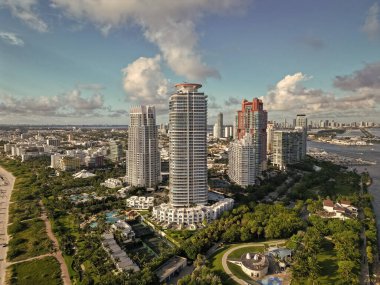 Miami güney plajının şehir manzarası. Miami şehir merkezinde modern gökdelenleri olan Florida. Hava kentsel manzarası. Miami Plajı 'ndaki gökdelenli şehir manzarası. Skyline marina havacılık şehir manzarası.