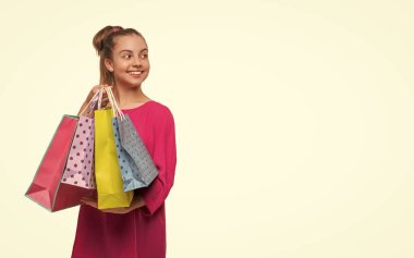 İndirim ve indirim. Satın alma hediyesi. Uzayı kopyala Büyük indirim ve alışveriş. Alışveriş merkezindeki genç kız. Alışveriş çantalı genç kız. Kara Cuma alışverişi. Alışverişci kız alışveriş çantasını beyazda izole etmiş..