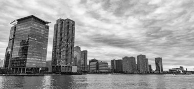 Şehir merkezindeki metropolitan şehri. Modern şehir gökdeleni. Şehir rıhtımında gökdelen. Binası olan şehir silueti. Şehir manzarası üzerine bir mimari. Modern mimari. Şehir manzarası gökyüzü çizgisi.