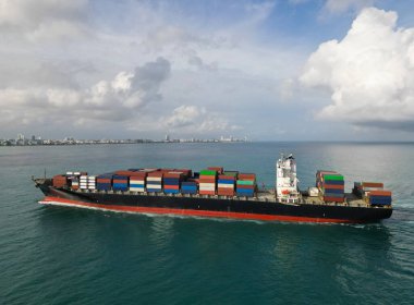 Kargo gemisi denizde, hava manzaralı. Kargo gemisinde nakliye konteynırı. Hava gözlem gemisi limana giriyor. Kargo işi. Konteyner gemisi. Nakliye lojistiği. Ticari nakliye. Kargo taşıyıcısı.