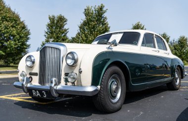 Chicago, Illinois, ABD - 08 Eylül 2024: Bentley S1 Continental retro araç, köşe görüş. Retro araba. Klasik Bentley S1 Continental araba. Chicago 'da Bentley S1 Continental