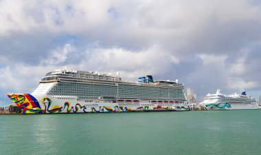 Miami, Florida, ABD - 03 Kasım 2024: Norveç yolcu gemisi yolculuğu. Yaz tatilinde gemi turu. Norveçli gemi şirketi. Gemi turu ve deniz seyahati. NCL Gemisi.