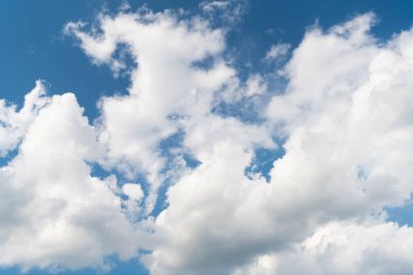 Beyaz bulutlu gökyüzü. Güzel beyaz bulutlu mavi gökyüzünde yumuşak güneş ışığı, doğa manzaralı yumuşak beyaz bulutlar pastel mavi gökyüzü arka planında.