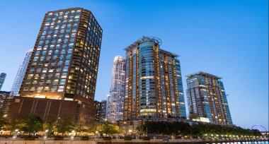 Gökdelen mimarisi. Gece iş gökdeleninde. Şehir merkezindeki gökdelen. Şehir mimarisi. İş bölgesindeki ofis binası. Modern cam bina. Chicago 'nun gece şehri.