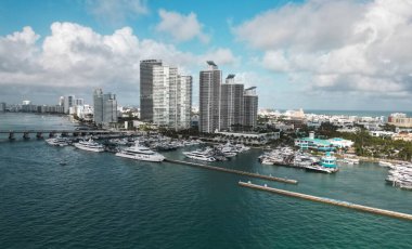 Lüks yatı olan Miami marinası. Yaz tatili. Lüks Güney Sahili marinası. Lüks bir yat. Miami güney sahili manzaralı. Yat kulübü. Marina Miami, Florida 'da. Biscayne Körfezi. Marina görünümü.