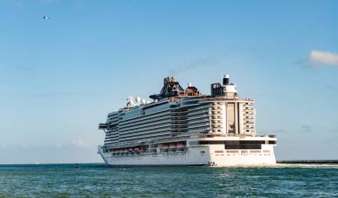 Yaz tatilindeki görkemli gezi manzarası. Gemi turu ve deniz seyahati. Lüks yolcu gemisinde seyahat. Gemi Miami sahil limanından ayrılıyor. Miami turu. Gemi seyahati. Yolcu büyük gemi.