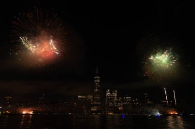 New York Manhattan havai fişekleri arifesinde. Manhattan 'da havai fişekler. New York 4 Temmuz Havai fişekleri. Flashing Fireworks ile New York City Skyline Manhattan. Bağımsızlık Günü