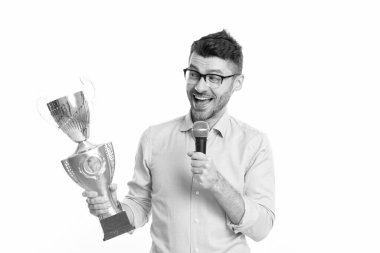 Başarılı iş adamı şampiyonluk kupasını elinde tutuyor. İş ödülü ve başarı. İşadamı kazananı açıkladı. İş başarısı. İş adamı. Beyazlar arasında başarılı bir toplantı. Başarı.