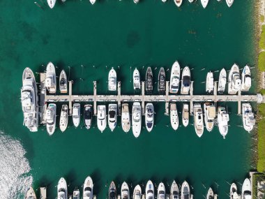 Lüks bir yat. Miami güney sahili manzaralı. Yat kulübü. Marina Miami, Florida 'da. Özel rıhtım. Lüks yatı olan Güney Point Miami marinası. Yaz tatili. Lüks Güney Sahili marinası. Deniz kenarı marinası.