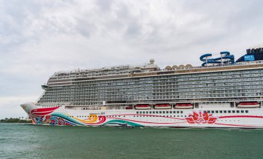Miami, Florida, ABD - 07 Kasım 2024: NCLH Gemisi. Norveç Joy yolcu gemisi yolculuğu. Yaz tatilinde gemi turu. Norveçli gemi şirketi. Gemi turu ve deniz yolculuğu..