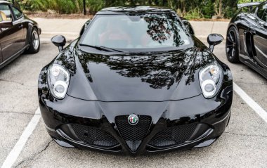 Chicago, Illinois - 29 Eylül 2024: 2015 Alfa Romeo 4C Coupe siyah rengi. P2015 Alfa Romeo 4C Coupe sokağa park etmiş. Ön manzara. 2015 Alfa Romeo 4C Coupe Chicago 'da