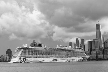 New York, ABD - 11 Temmuz 2023: New York 'ta Manhattan' ın yanında Norveçli Neşe Yelkenlisi yolcu gemisi. New York Manhattan 'ın Skyline' ı Hudson Nehri yolcu gemisi NCL 'de seyrediyor..