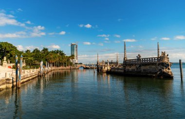 Miami, Florida - 01 Aralık 2024: Vizcaya Müzesi 'ndeki Stone breakwater gemisi ve şu anda Coconut Grove olan Biscayne Körfezi' ndeki Gardens. Vizcaya Müzesi rıhtım mimarisi. Villa Vizcaya Müzesi.