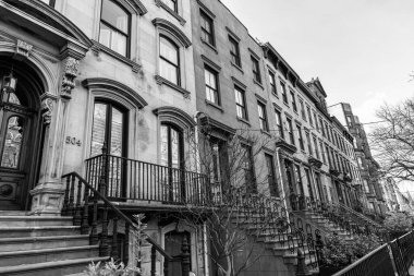 New York 'un Brownstone mimarisi. Brick Brownstone binasının giriş merdivenleri. Mimari dış görünüş ve dış görünüş. New York mimarisi. Brownstone Evi 'nin mimarisi..