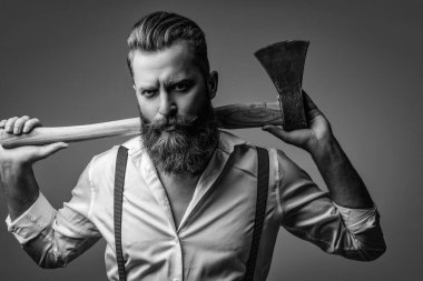 Baltası gri renkte olan sakallı bir adamın erkekliği. Sakallı ve bıyıklı, beyaz, vahşi bir adam. Erkeksi enerji. Retro tarzı. Yakışıklı ve karizmatik. Erkeksi adam. Klasik görünüş..