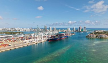 Miami, Florida - 4 Şubat 2025 Miami Limanı. Kargo gemisi Miami 'de konteynırla dolu, anten. Nakliye konteynırı. Kargo konteynırlı Miami hava limanı. İhraç ve ithalat. Kargo taşımacılığı.