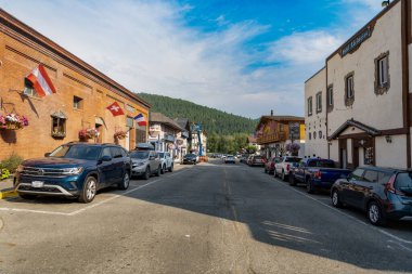 Leavenworth, Washington, ABD - 22 Temmuz 2024: Turistik kasaba. Washington, Leavenworth 'teki Bavyera köyünde yolda ve caddelerde park halindeki arabalarla. Eski kasabadaki yol. Bavyera Köy Yolu.