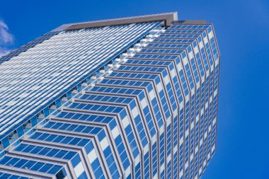 İş gökdeleni binası. Mimari inşaat sektörü. Cam gökdelen. Şehir mimarisi. Ofis binasının mimarisi. Perspektif gökdeleni. Sürdürülebilir cam yapısı.