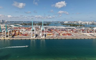 Miami, Florida - 4 Şubat 2025: Denizcilik. Miami Limanı. Miami 'deki kargo konteynırı, anten. Konteynır terminali. Yük konteynırı denizcisi. Kargo konteynırlı Miami hava limanı.