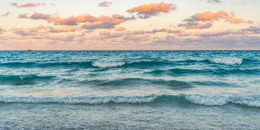Yaz tatilinde gün batımı deniz manzarası. Deniz kıyısında gün doğumu. Denizde dramatik gündoğumu ufku. Günbatımı deniz manzarasında romantik bir yaz tatili. Okyanusta gün batımı.