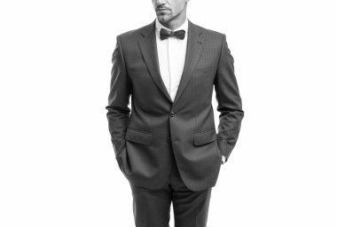 Beyaz arka planda, mavi, zengin smokinli, hırslı bir damat..