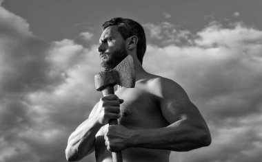 Baltalı üstsüz adam. Oduncu adam baltayı tut. Gökyüzündeki vahşi adam.