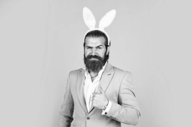 Kutlamaya hazır mısın? Tavşan kostümlü komik adam. Mutlu Paskalyalar. Adam kendini tavşan sanıyor. Erkek tavşan kulağı takar. Sadece eğleniyorum. Paskalya Bayramı tebriği. İlkbaharda Paskalya kutlaması.