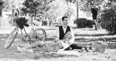 Gelecekteki ebeveynler. İlkbaharda aşk randevusu. Sakura çiçeğinin altında rahatla. Birbirine aşık çiftler. Yıldönümü. Yaz parkında mutlu bir aile. Yiyecek ve içecek. Erkek ve kadın. Romantik çift piknikte.