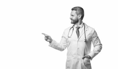 Steteskoplu neşeli bir doktor. Doktor beyazı izole etti. Tıp doktoru arka planda işaret parmağı.