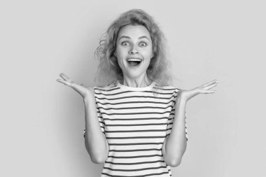 Şaşırmış kızıl saçlı kız yüzü sarı arka planda izole edilmiş. Stüdyodaki kızıl saçlı genç kızın yüzü. Yetişkin kızıl kız yüzü.