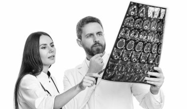 Doktor ve Radyolog MRI taramasında teşhisi tartıştılar. Doktor kaliteli sağlık hizmeti veriyor. Sağlık ve ilaç. Klinikte teşhis muayenesi yapan doktorla sağlık hizmetleri.