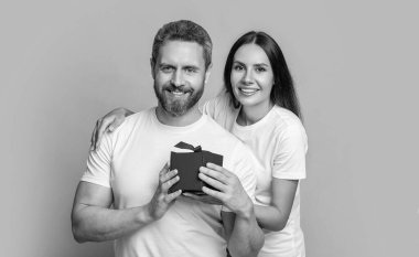 Sevgi dolu bir kadın sevgililer gününde hediye veriyor. Sürpriz adama hediye kutusu. Sevgilisinden hediye alan bir erkek arkadaş. Sevgililer Günü çifti. Birbirine aşık bir çift. Erkek günü hediyesi. Anlamlı bir jest.