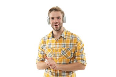 Milenyum insanı yaşam tarzı. Yaşam tarzı ve müzik. Beyazlara izole edilmiş kulaklıkla müzik dinleyen bir adam. Öğrenci milenyum erkek yaşam tarzı. Müzik tarzı. Ses kitabını dinle. Kablosuz bağlantı.