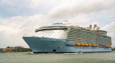 Yaz tatilindeki deniz yolculuğunun havadan görünüşü. Gemi turu ve deniz seyahati. Lüks yolcu gemisi yolculuğunun havadan görünüşü. Gemi Miami sahil limanından ayrılıyor. Miami turu. Gemi seyahati. Ada gezisi.