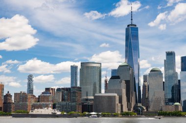 New York, Birleşik Devletler. New York Manhattan 'ın ufuk çizgisi finans bölgesi. Manhattan güzel silueti, New York, Birleşik Devletler. Manhattan 'ın ortasındaki New York şehrinin gökyüzü manzarası. ABD NYC