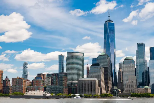 New York, Birleşik Devletler. New York Manhattan 'ın ufuk çizgisi finans bölgesi. Manhattan güzel silueti, New York, Birleşik Devletler. Manhattan 'ın ortasındaki New York şehrinin gökyüzü manzarası. ABD NYC