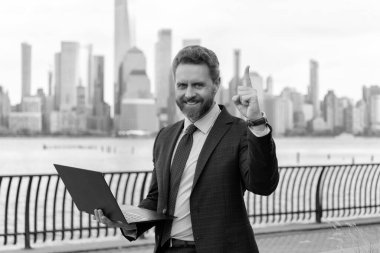 Yenilikçi fikirlerden ilham alan serbest geliştirici. Manhattan 'ın iş adamı. Çevrimiçi çalışan İspanyol iş adamı. İşletme yöneticisi uzaktan kumanda çalışıyor. Sanal toplantı. Sürücü yeniliği.