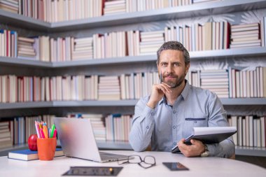 Okul dersinde erkek öğretmen. Eğitimli insan bilgisi. Üniversite öğretmeni. Öğretmenim sınıfta. Erkek öğretmen işyerinde ders çalışıyor. Üniversite sınavı öğretmenleri. İlham verici eğitmenler..