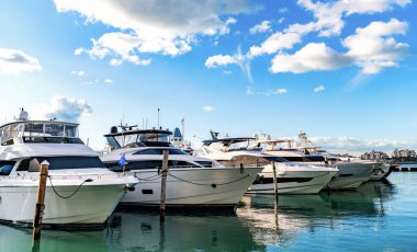 Lüks bir yat teknesi demirlemiş. Lüks bir yaşam tarzı. Denizdeki sürat teknesi. Yaz tatili. Lüks marina. Sefer teknesi denizde yüzüyor. Tekne turizmi. Deniz marinası..
