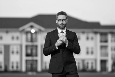 Profesyonel iş adamı emlakçı. Paralı takım elbiseli başarılı bir emlakçı. Satılık ev. Emlak hizmetleri. İpotek konsepti. Emlakçı yeni bir ev teklif ediyor. Deneyimli emlakçı.