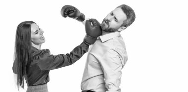 İş kavgası. İş ortakları boks eldivenleriyle dövüşüyor. Öfke kontrolü. İki iş adamıyla iş kavgası. İş adamları birbirlerine karşı savaşırlar. iş yerinde çatışma.