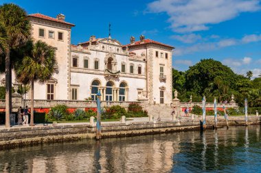 Miami, Florida - 01 Aralık 2024: Vizcaya Müzesi rıhtım mimarisi. Vizcaya Müzesi ve Bahçeleri. Villa Vizcaya Tarih Müzesi. Florida 'nın deniz kıyısı tarihi simgesi.