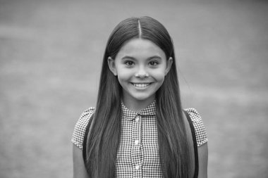 Ders çalışma zamanı. Bilgi ve eğitim. Okul eğitimi. Öğrenci hayatı. Genç kız okula geri döndü. Bilgi toplama günü. Üniversitede eğitim. Dışarıdaki kız öğrenci. 1 Eylül. Yüz resmi.