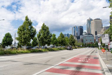 Seattle, Washington, ABD, 26 Temmuz 2024: Şehir caddesi olan şehir manzarası. Caddenin ortasında. Seattle 'ın varış noktası. Şehir manzarası. Seattle 'a giden yol.
